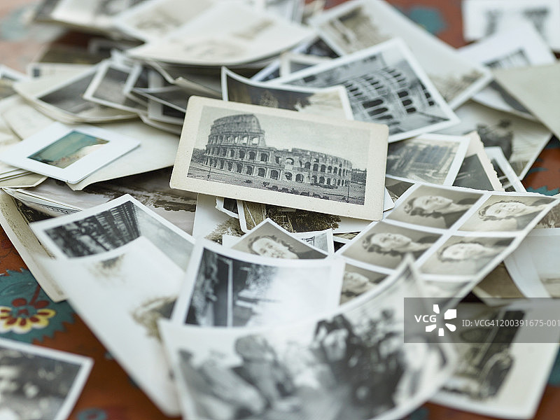 桌子上堆放的各种黑白照片图片素材