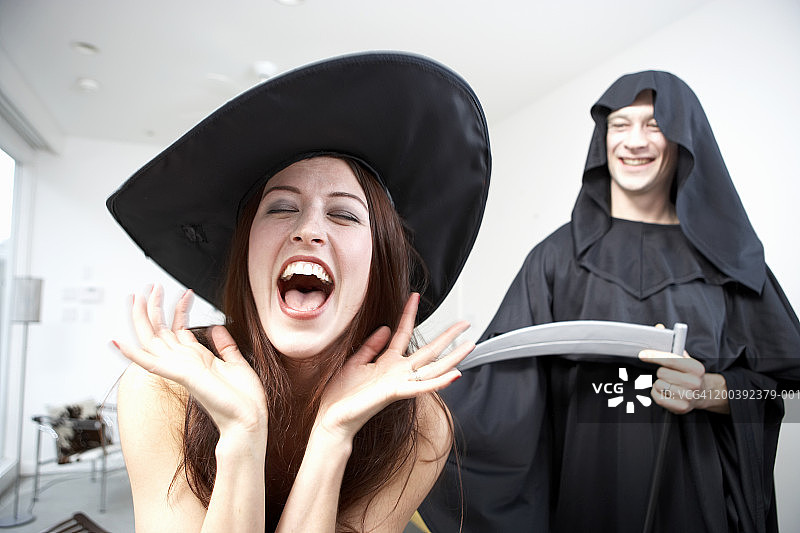 装扮成女巫的女人，装扮成死神的男人图片素材