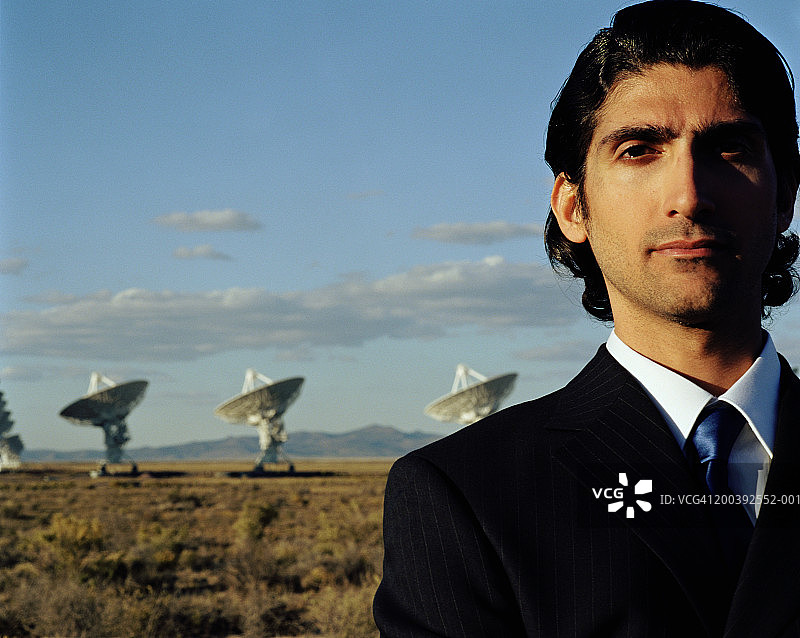 美国新墨西哥州甚大阵列，前景是商人肖像图片素材