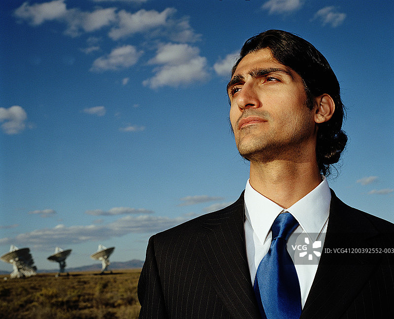 美国新墨西哥州甚大天线阵：前景中的商人特写图片素材