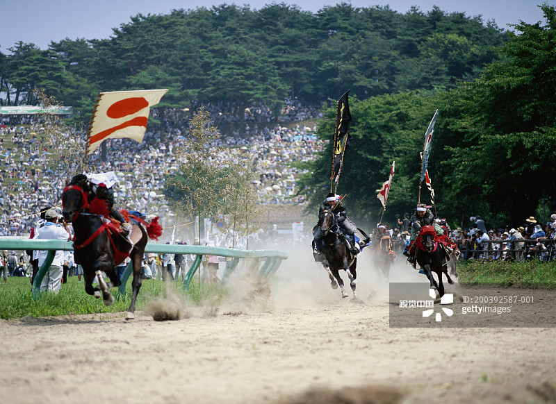 日本相马野马追祭：武士旗手赛马场景图片素材