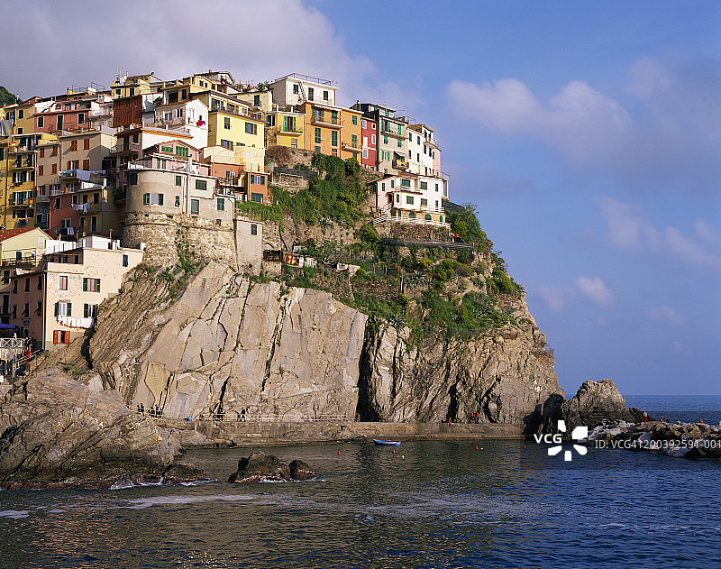 意大利利古里亚五渔村马纳罗拉悬崖顶村庄图片素材