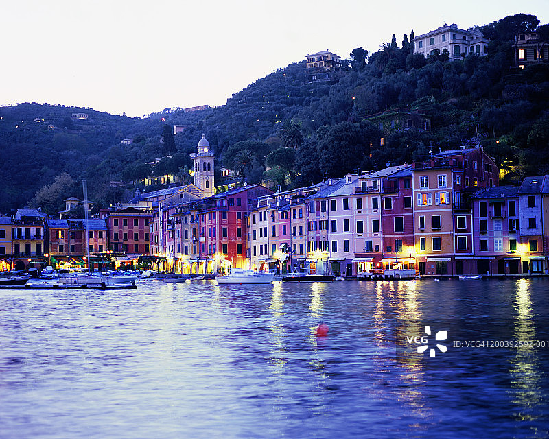 意大利利古里亚波托菲诺：黄昏时分灯火通明的港口图片素材