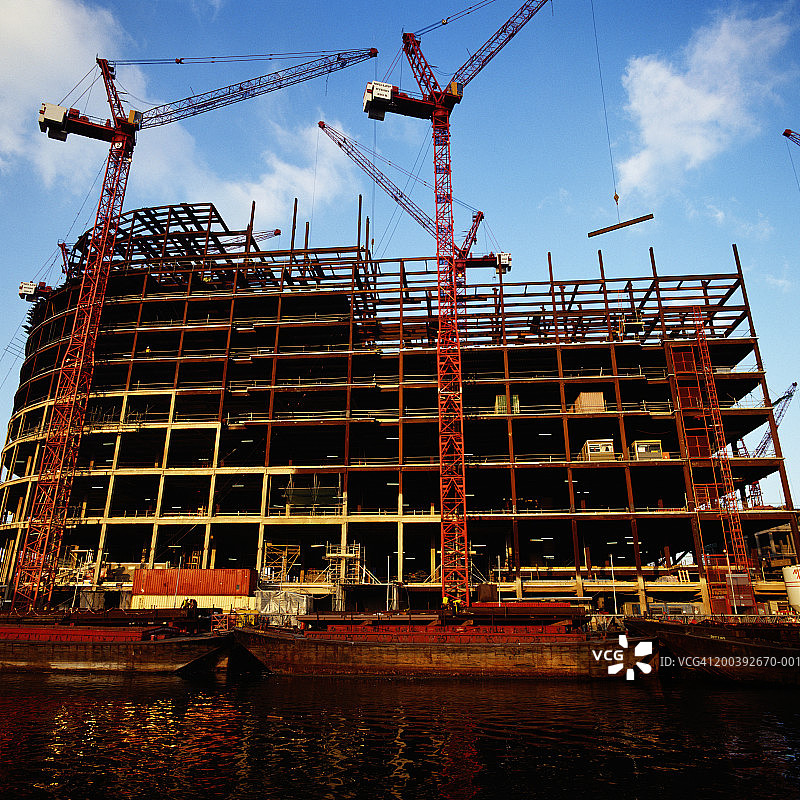 英国伦敦金丝雀码头在建建筑的河景图片素材