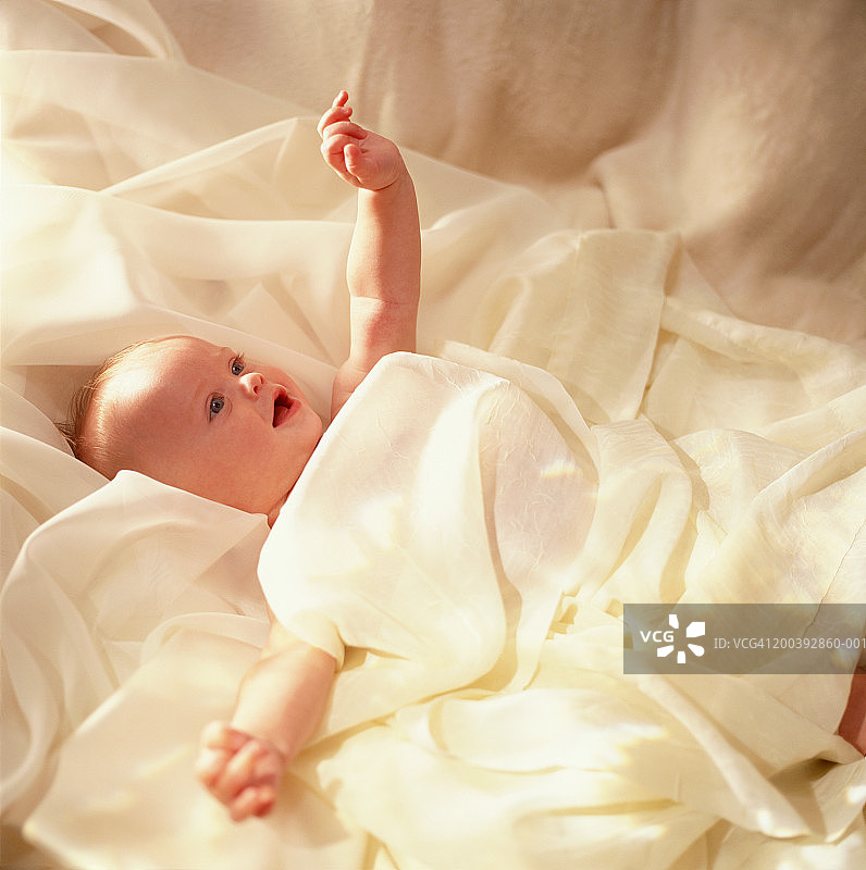 躺在毯子上的男婴（3-6个月）图片素材