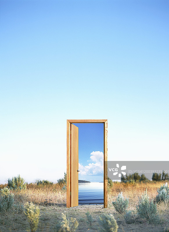 沙漠中的门道，通向水图片素材