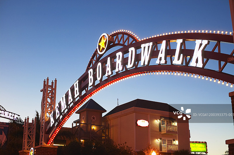 美国德克萨斯州，加尔维斯顿湾，凯马木板路标志，黄昏图片素材