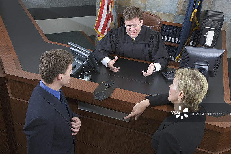两位律师与法官交谈（高角度）图片素材