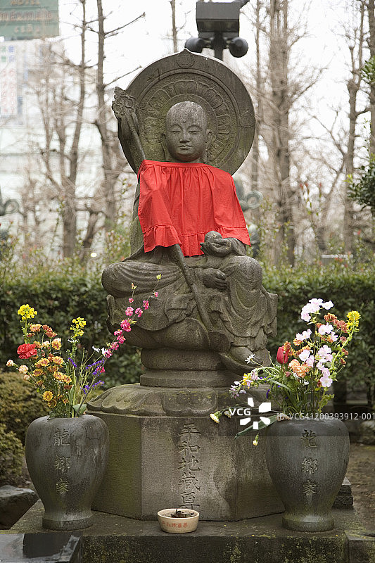 日本花园稻荷神社的雕像图片素材