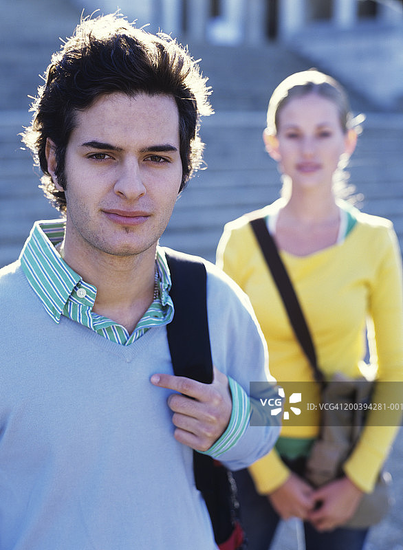 户外年轻情侣肖像（差异对焦）图片素材