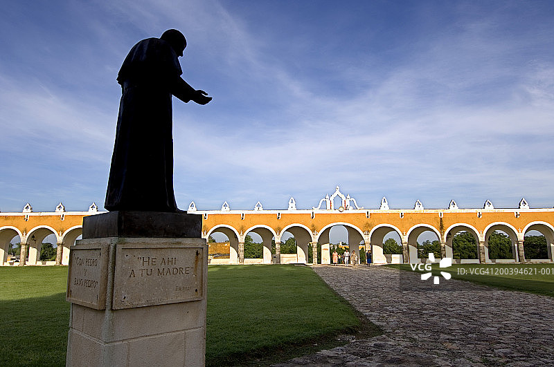 墨西哥伊萨马尔修道院中庭雕像剪影图片素材