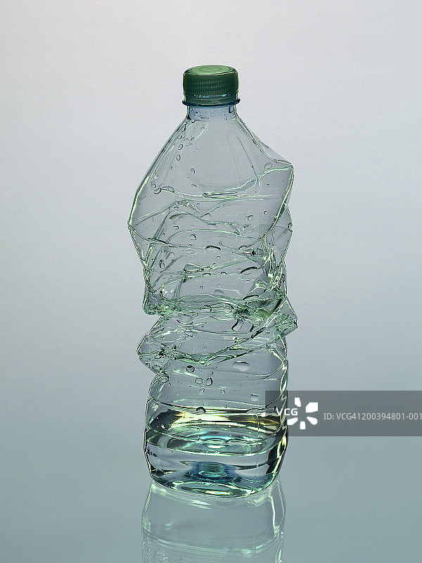 褶皱塑料水瓶图片素材