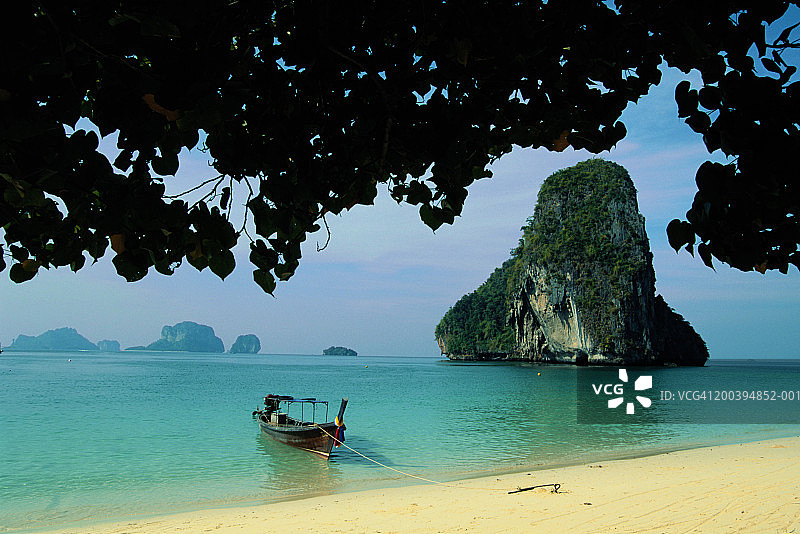 泰国甲米府哈Tham Phra Nang海滩的长尾船图片素材