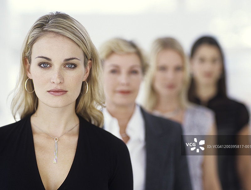 排队站立的商业女性，肖像（差异聚焦）图片素材