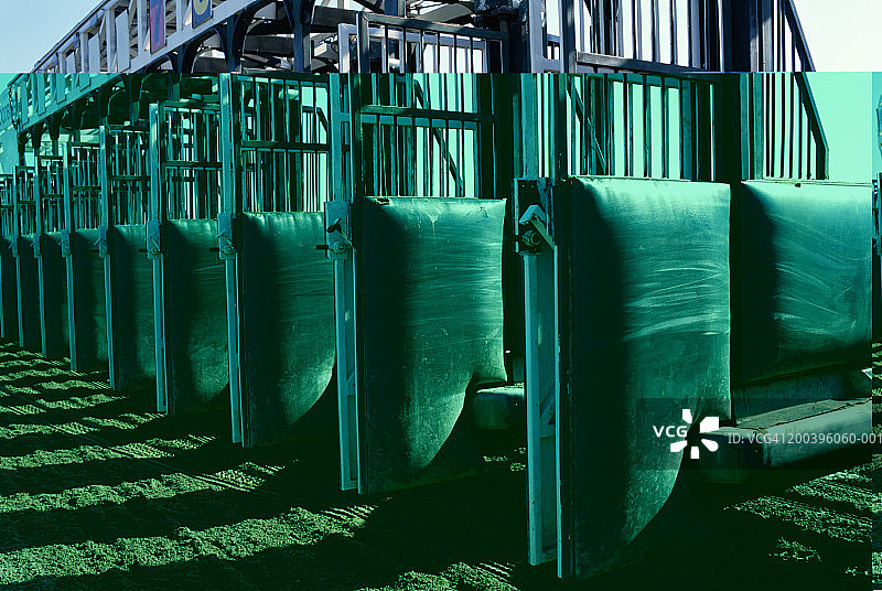 赛马场的空起跑门图片素材