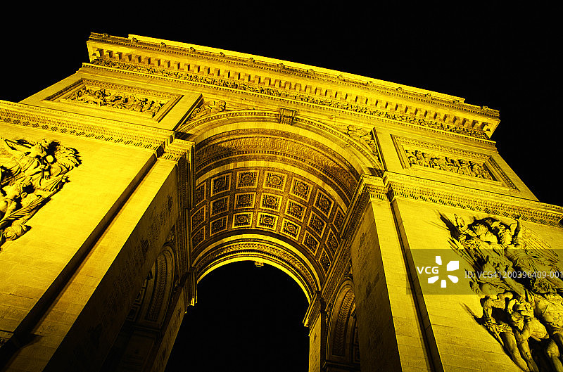 法国巴黎凯旋门夜景仰视图片素材
