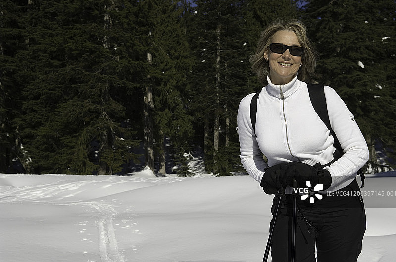 面带微笑的越野滑雪装备中年妇女肖像图片素材