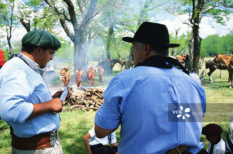 阿根廷高乔人在烧烤图片素材