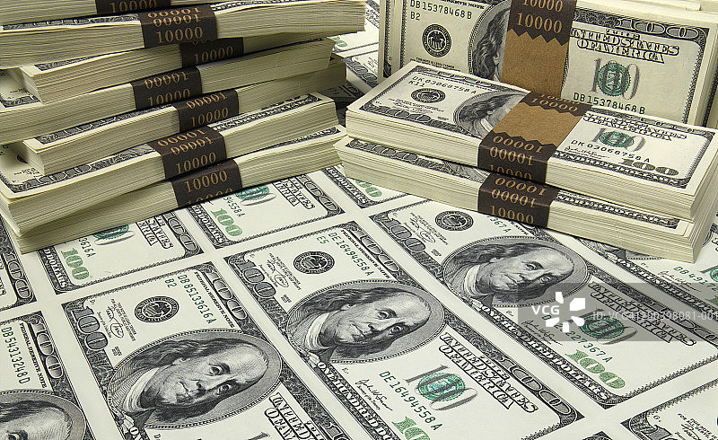 成堆的美元和百元美钞（高角度）图片素材