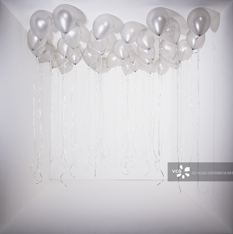 白色房间里的银色气球图片素材
