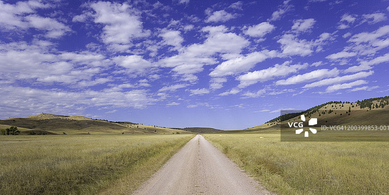 美国南达科他州风洞国家公园：穿过草原的土路图片素材