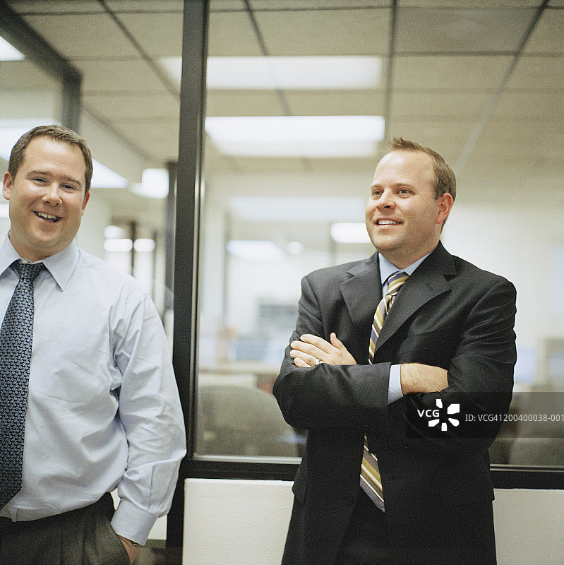 在办公室站立的商人图片素材