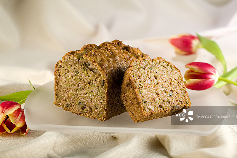 郁金香旁托盘上的西葫芦面包图片素材