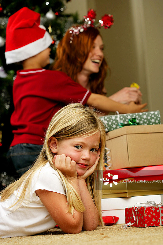 躺在地板上的幼童（3-5岁），双手托着头图片素材