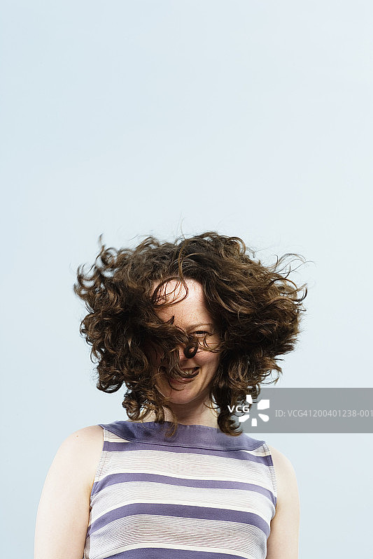 面部吹着头发的年轻女人微笑特写图片素材