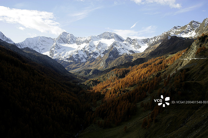 奥地利蒂梅尔斯约赫山口，眺望山谷和地平线上的奥地利阿尔卑斯山图片素材