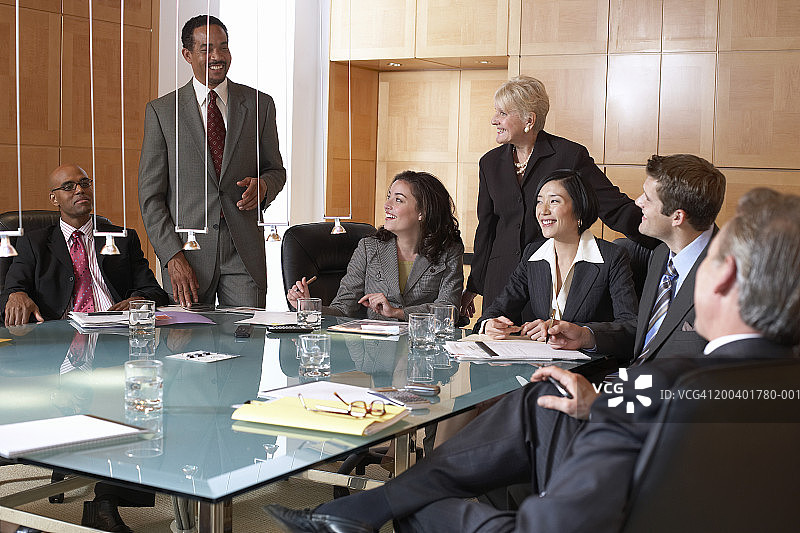 会议室里围坐在桌旁的商人们图片素材