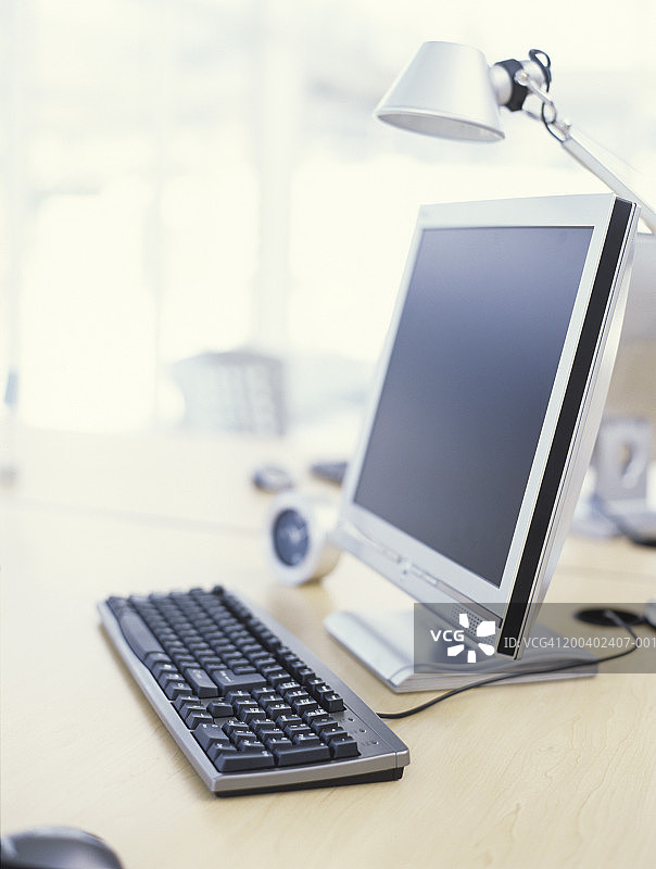 电脑、显示器和台灯特写图片素材