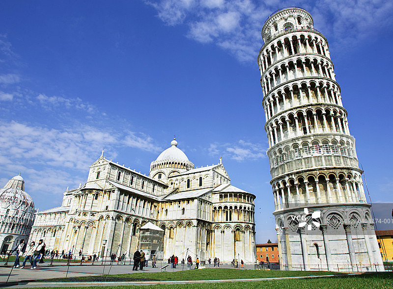 意大利托斯卡纳比萨斜塔和圣母升天主教座堂图片素材