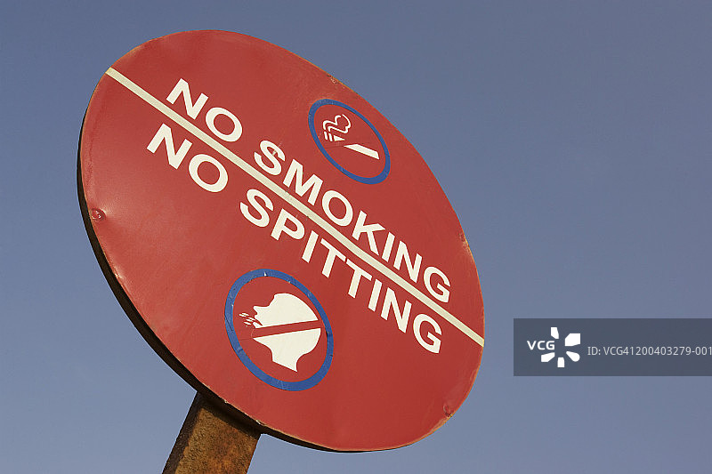 “禁止吸烟，禁止吐痰”标志，低角度图片素材