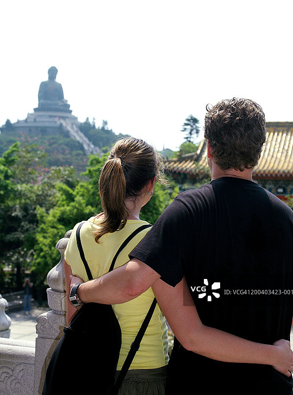 中国香港大屿山大佛情侣背影图片素材