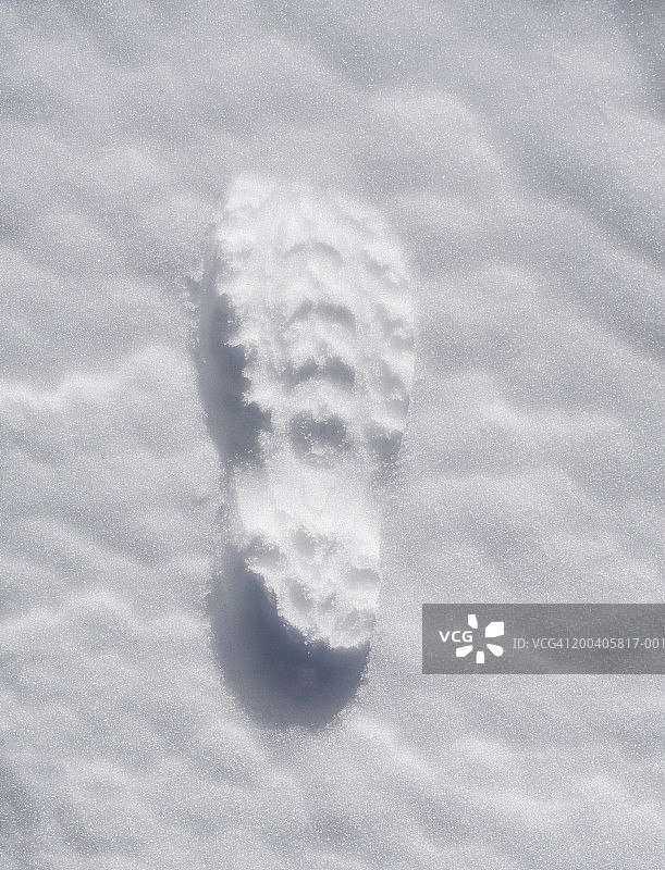 雪地上的靴子印记图片素材