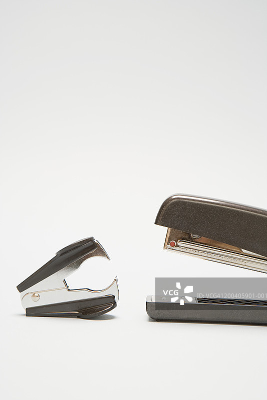 面对面的订书机和起钉器图片素材