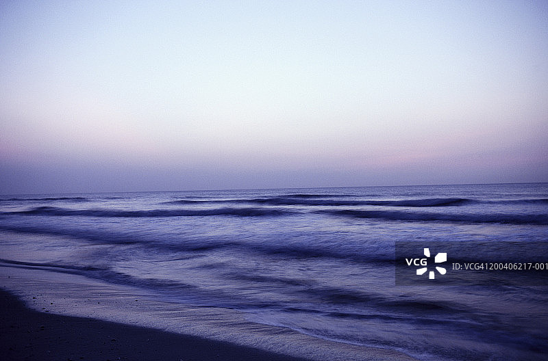 美国新泽西长滩岛：海浪拍打着沙滩，黎明图片素材