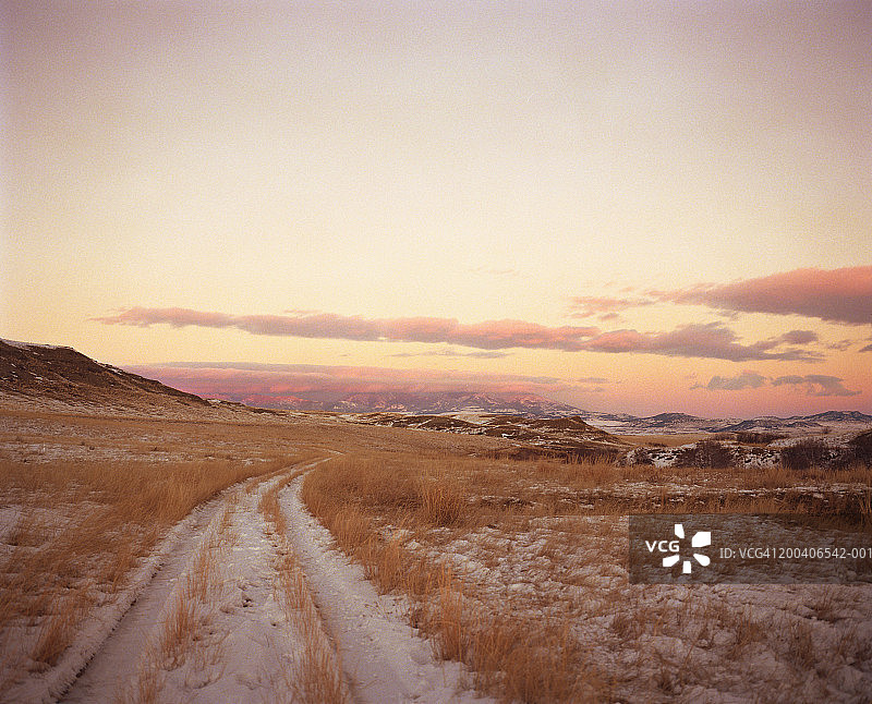 美国蒙大拿州利文斯顿，白雪覆盖的农田土路图片素材