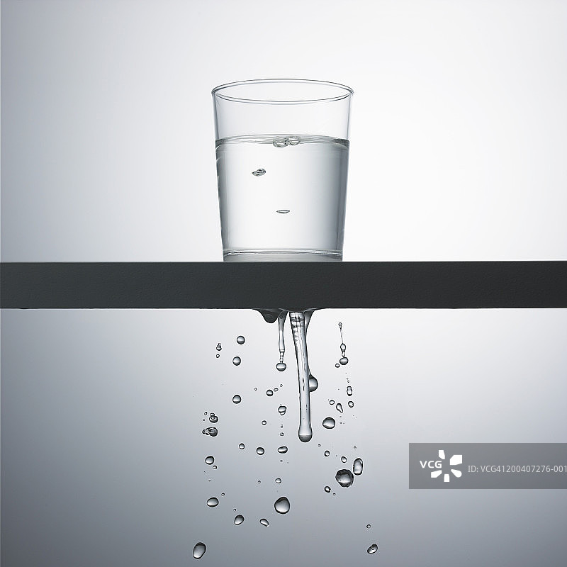 漏水的水杯图片素材