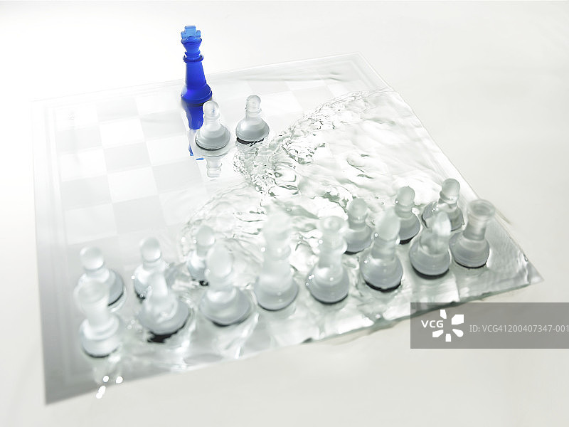 玻璃棋盘上带有水滴的棋子图片素材