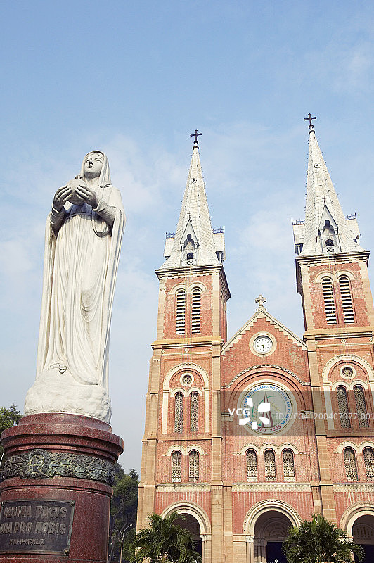 越南胡志明市圣母大教堂的仰视角度图片素材