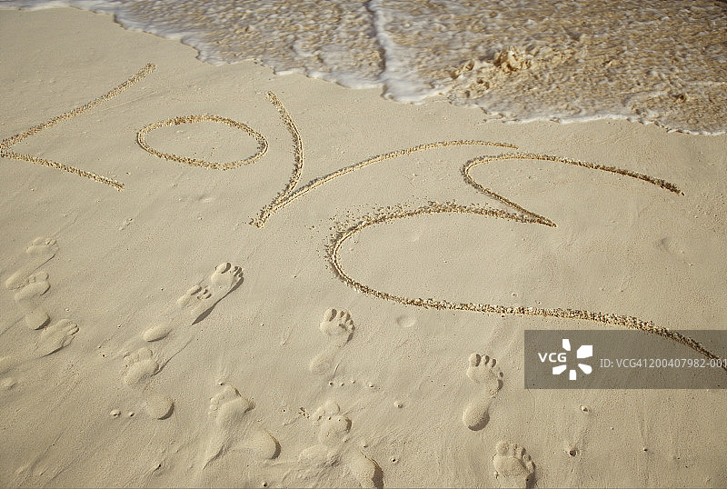 沙滩上写的“LOVE”图片素材