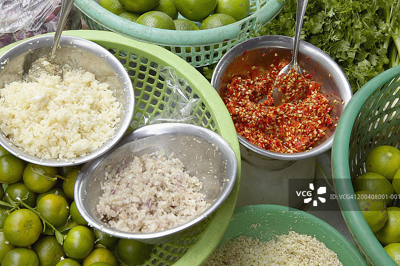 切碎的蒜和洋葱、辣椒酱、柠檬和香菜图片素材