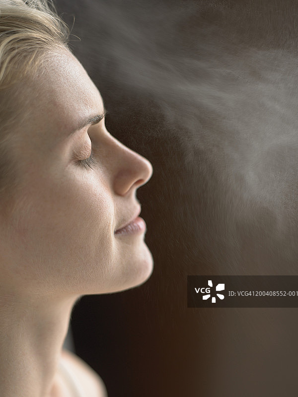闭着眼睛的女人侧面像图片素材