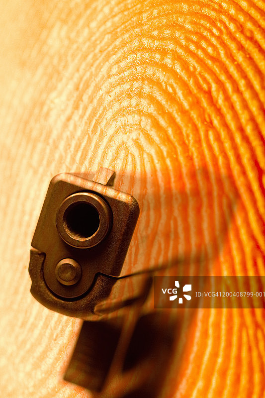 带指纹的手枪枪管（数字合成）图片素材