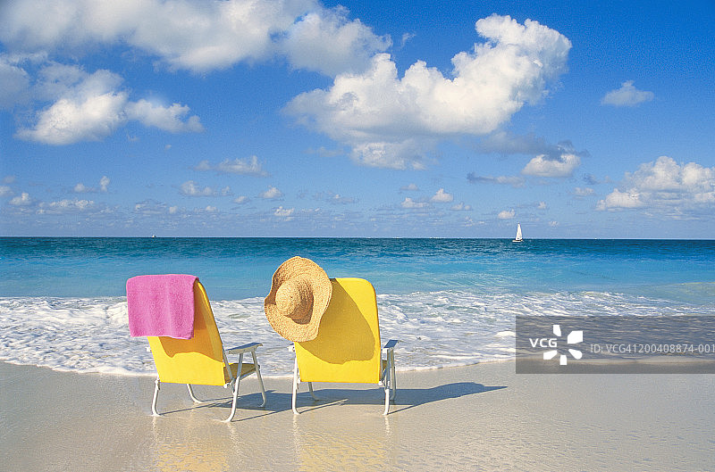 海滩上的两把椅子，后视图图片素材