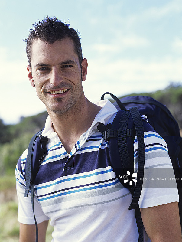 微笑的背包青年人像图片素材