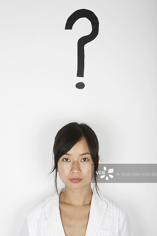 头顶问号的女人，肖像图片素材