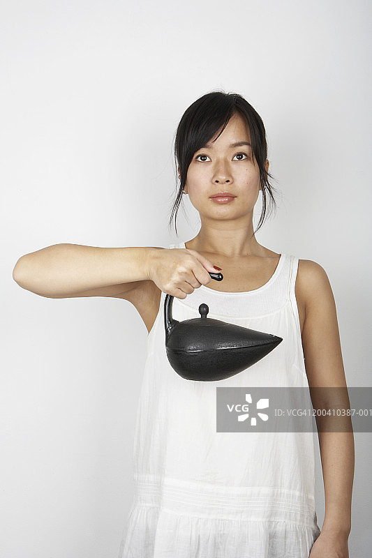 女人手持东方茶壶肖像图片素材